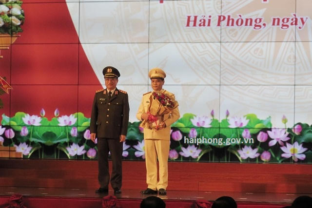 Thượng tướng Nguyễn Văn Thành – Thứ trưởng Bộ Công an tặng hoa chúc mừng Giám đốc Công an TP Hải Phòng. Ảnh Haiphong.gov.vn