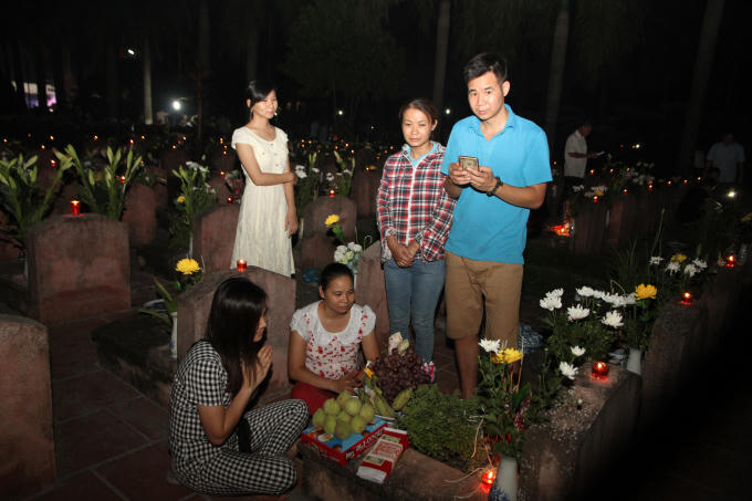 Hơn 3000 ngọn nến tri &acirc;n được thắp tại nghĩa trang liệt sĩ H&agrave; Nội