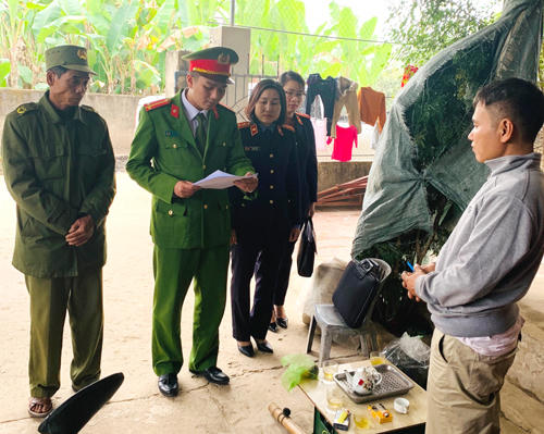 Cơ quan CSĐT đang thi hành lệnh khởi tố bị can đối với Nguyễn Hữu Chiến. (Ảnh: Công an tỉnh Thanh Hóa)