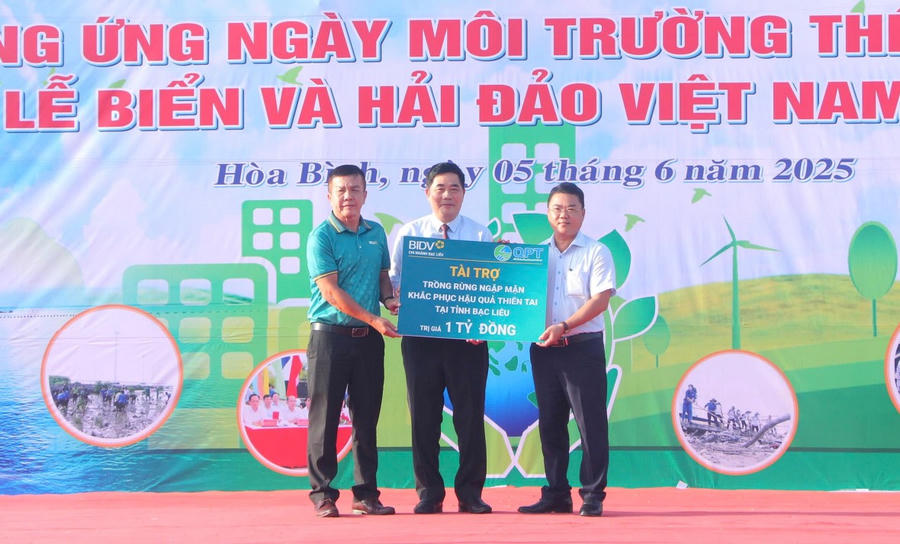 Ngân hàng BIDV - Chi nhánh Bạc Liêu trao bảng tài trợ 1 tỷ đồng cho Quỹ cộng đồng phòng chống thiên tai thực hiện dự án trồng rừng khắc phục hậu quả thiên tai tại tỉnh Bạc Liêu.