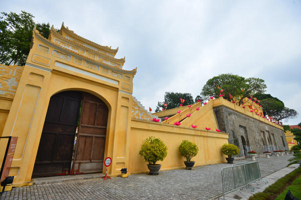 Diện mạo khác lạ của Hoàng Thành Thăng Long trong màu áo mới. Trong vài ngày qua, màu áo mới của Hoàng Thành lại một lần nữa khiến cộng đồng mạng chú ý.