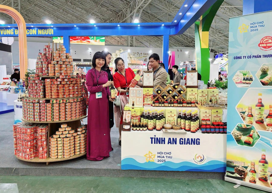 Bà Quảng Xuân Lụa - Giám đốc Trung tâm xúc tiến, đầu tư, thương mại và du lịch An Giang cùng lãnh đạo Sở ngành, đại biểu tham dự Hội chợ mùa Thu lần I năm 2025.