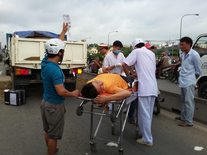 Phải mất gần 1 giờ đồng hồ mới đưa được tài xế ra ngoài
