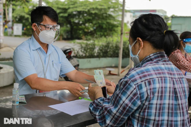 TPHCM đang giải ngân đợt 2 hỗ trợ người dân gặp khó khăn vì dịch Covid-19.