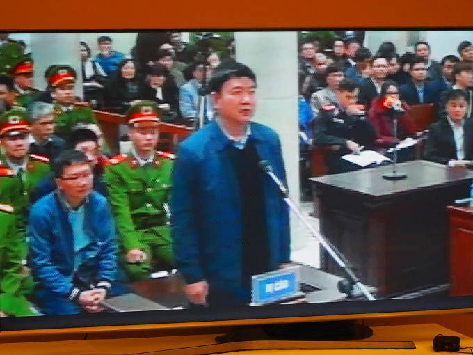 Ông Đinh La Thăng kiểm tra căn cước trước khi bắt đầu phiên xét xử.