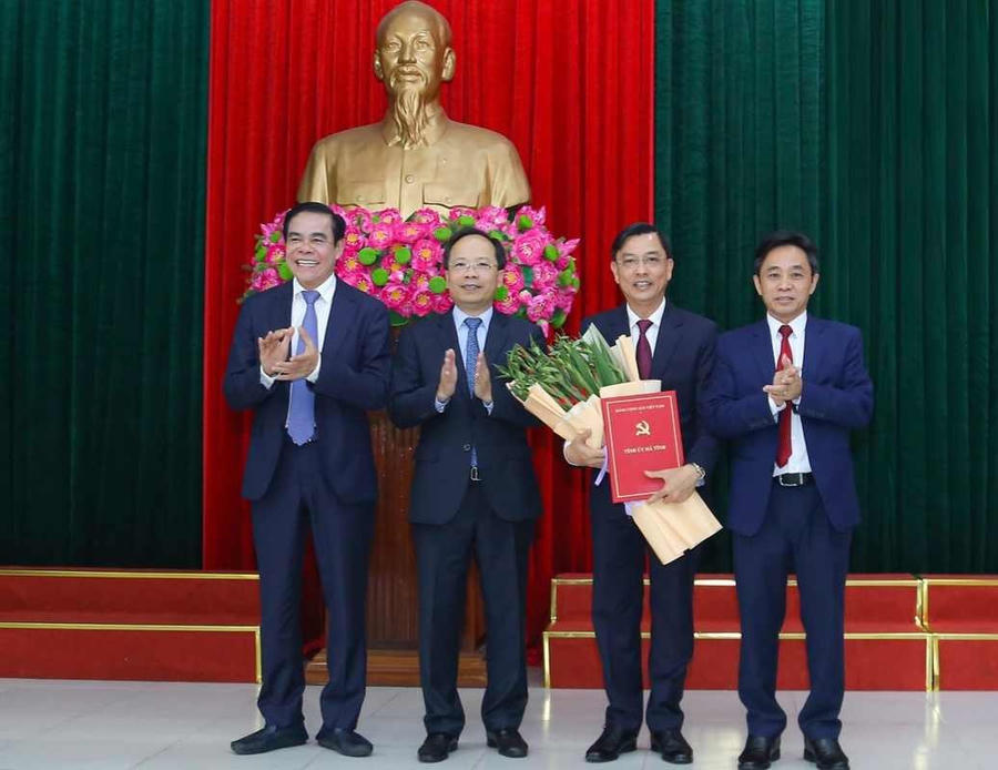 Lãnh đạo tỉnh Hà Tĩnh trao quyết định và tặng hoa chúc mừng tân Bí thư Thành ủy Trần Việt Hà.