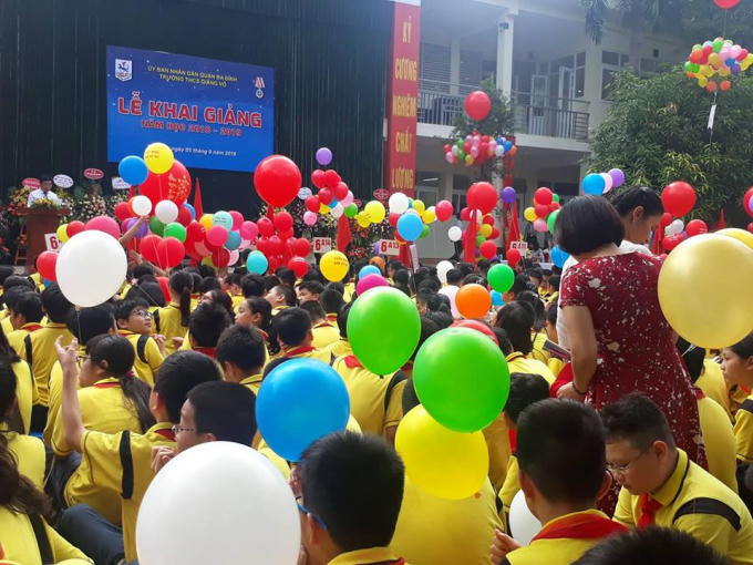 Thầy và trò trường THCS Giảng Võ.