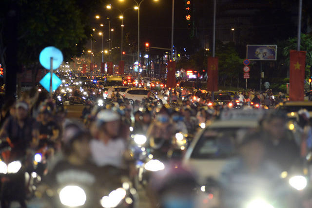 Tối mùng 1 Tết, các ngả đường ở trung tâm TPHCM đều đông đúc xe cộ, các phương tiện nhúc nhích từng chút.