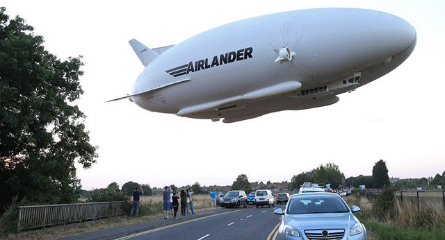 HAV Airlander 10 do nhà sản xuất Hybrid Air Vehicles (Anh) nghiên cứu và phát triển. Máy bay này dự kiến sẽ được công ty du lịch hạng sang Henry Cookson Adventures (HCA) (Anh) sử dụng trong các chuyến du ngoạn vòng quanh thế giới. Theo Hybrid Air Vehicles, khả năng bay nhiều ngày trên không và nội thất thoải mái dễ chịu và sang trọng khiến Airlander 10 là một lựa chọn hoàn hảo cho những du khách muốn tận hưởng kỳ nghỉ đúng nghĩa đến khắp nơi trên thế giới chỉ bằng 1 chuyến bay. Máy bay này nặng 20 tấn, dài 92 m, và sải cánh 43,5 m. (Ảnh: Sputnik)