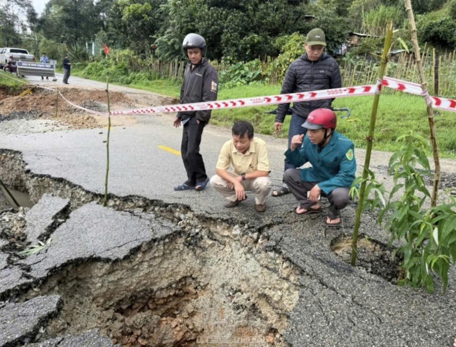 Xuất hiện hố “tử thần” trên Quốc lộ 40B đoạn qua xã Tu Mơ Rông. (Ảnh: Ngọc Chí)