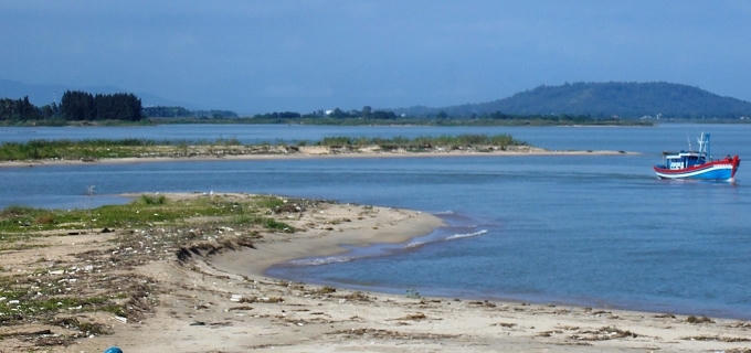 Những cồn cát nhô lên giữa cửa biển