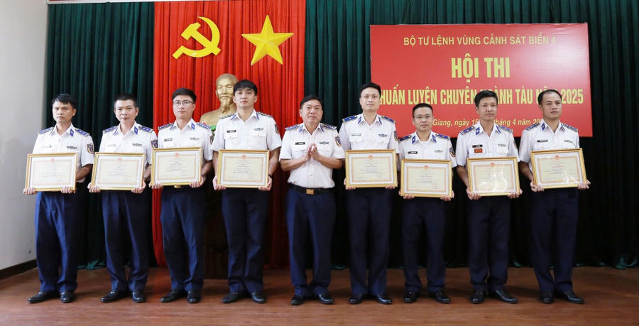 Đại tá Trần Nguyên Lai - Phó Tư lệnh, Tham mưu trưởng, Trưởng Ban tổ chức Hội thi trao tặng giấy khen cho các cá nhân đạt thành tích tốt trong Hội thi.