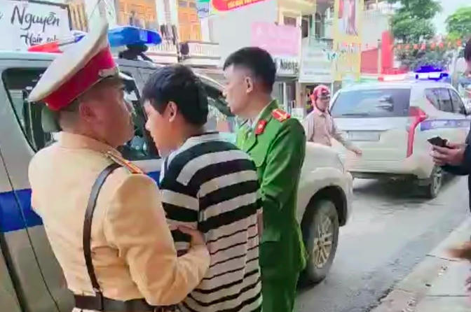Cảnh sát giao thông bắt giữ đối tượng Cường (Ảnh: Cục CSGT).