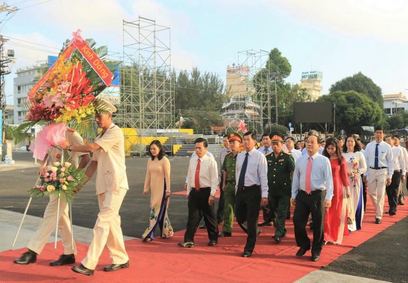 Lãnh đạo TP. Long Xuyên dâng hoa tại tượng đài Bác Tôn. 