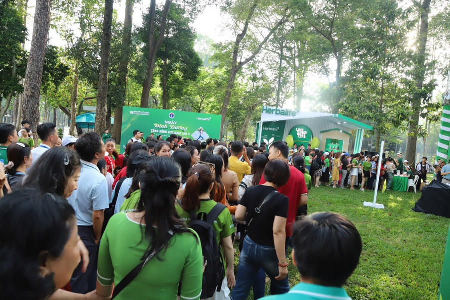 Đông đảo người dân đã đến tham dự và được tư vấn về dinh dưỡng từ đội ngũ chuyên gia đầu ngành.