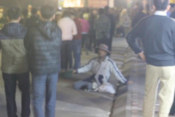 Đội ngũ này di chuyển liên tục trên các trục đường dẫn vào khu khai lễ chính.