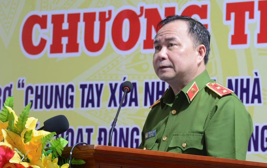 Trung tướng Trần Văn Thiện - Bí thư Đảng ủy, Cục trưởng Cục C10 phát biểu tại chương trình hoạt động xã hội tình nghĩa Kiên Giang