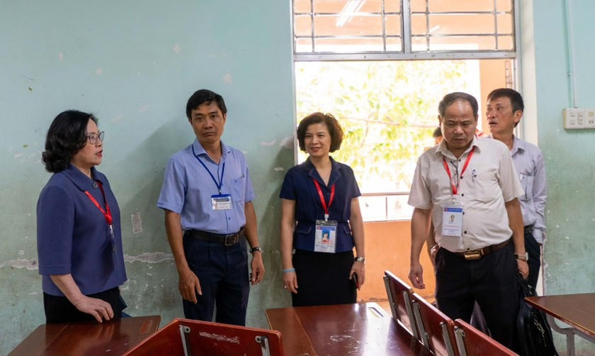 Thứ trưởng Ngô Thị Minh cùng Đoàn công tác số 3 kiểm tra tại điểm thi Trường THPT Phan Bội Châu, Bình Thuận. (Ảnh Bộ GD-ĐT)