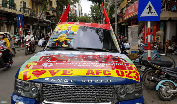 dua-nhau-trang-tri-o-to-co-vu-u23-viet-nam-1 (1)