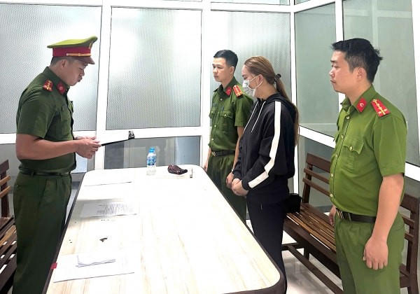 Tống đạt quyết định khởi tố bị can đối với Nguyễn Thị Mỹ Hạnh - Ảnh Công an TP. Đà Nẵng.