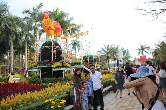 Linh vật gà thu hút nhiều gia đình chụp ảnh kỷ niệm.