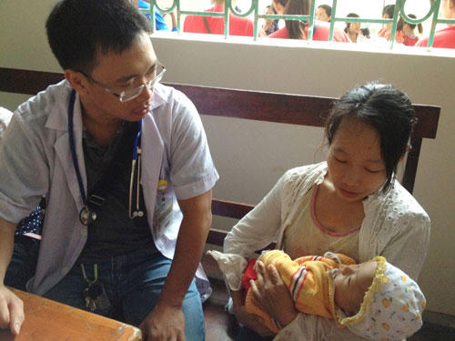 Khi trẻ c&oacute; c&aacute;c dấu hiệu của dị ứng thức ăn, cha mẹ n&ecirc;n đưa trẻ đến cơ sở y tế để được kh&aacute;m, tư vấn. Ảnh: Người Lao Động