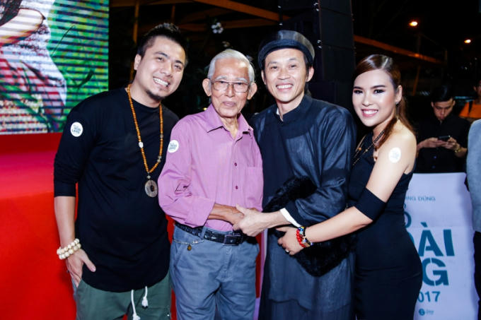 Danh hài Hoài Linh thân thiết bên bố ruột của nữ đạo diễn Thanh Nhân trong buổi ra mắt phim Dạ cổ hoài lang.
