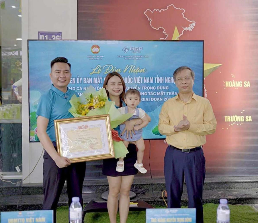 Trao tặng Bằng khen của UBMTTQ Việt Nam tỉnh Nghệ An cho cá nhân Chủ tịch HĐQT Hoàng Gia Phát Group.