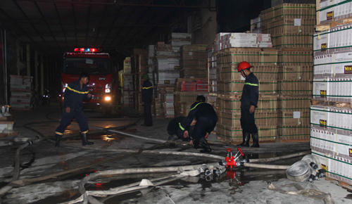 Lính cứu hỏa triên khai chữa cháy ở hiện trường. Ảnh: Lam Sơn.