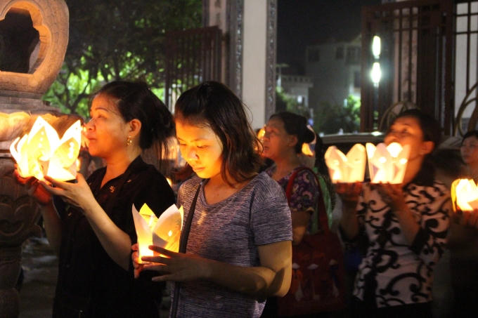 Mỗi người một ước nguyện, mỗi hoa đăng tương ứng với tên một người được viết trên đó.