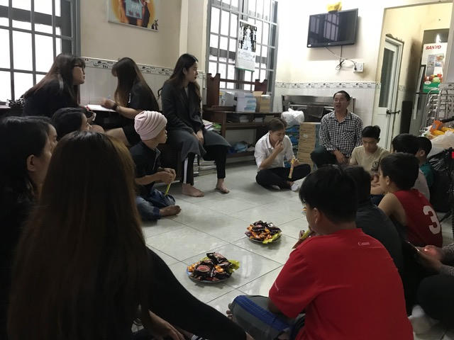 Trước thềm năm học mới, Nam Em giản dị đi trao quà, bánh, dụng cụ học tập cho trẻ em nghèo tại Đà Lạt