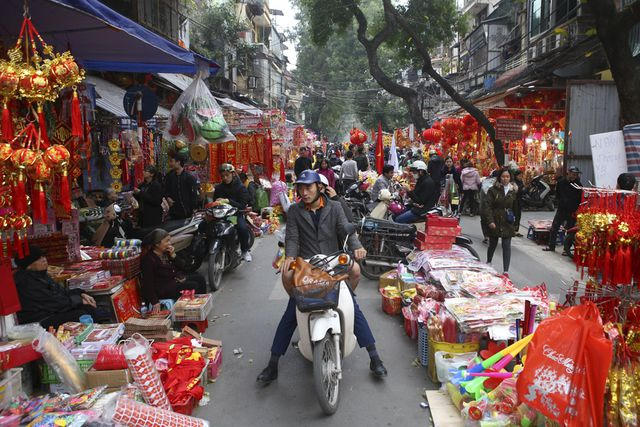 Bắt đầu từ sáng 23/1, các đoạn phố Hàng Mã, Hàng Lược, Hàng Khoai, Hàng Rươi sẽ bị hạn chế các loại phương tiện, lấy không gian họp chợ Tết phục vụ người dân mua sắm.