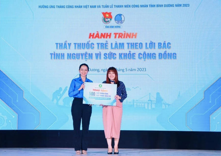 Nhận tượng trưng tặng 500 suất khám bệnh, phát thuốc miễn phí cho thanh niên công nhân và lao động trẻ có hoàn cảnh khó khăn.