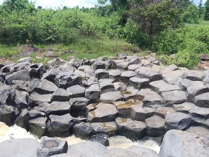 Gần đây, mỗi ngày có nhiều lượt người đến nơi này để thưởng ngoạn, tắm suối, chụp ảnh...