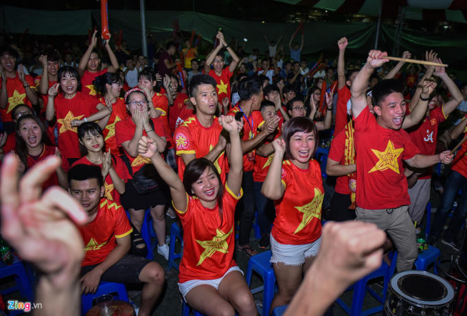 Tối 23/8, trận bóng đá vòng đấu loại trực tiếp giữa hai đội tuyển Olympic Việt Nam và Olympic Bahrain tại ASIAD 2018 diễn ra đã được các CĐV ở quê nhà nô nức đón xem.