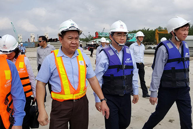 Bí thư Thành ủy Nguyễn Thiện Nhân cùng đoàn công tác và đại diện nhà đầu tư thị sát một công trình cống ngăn triều.