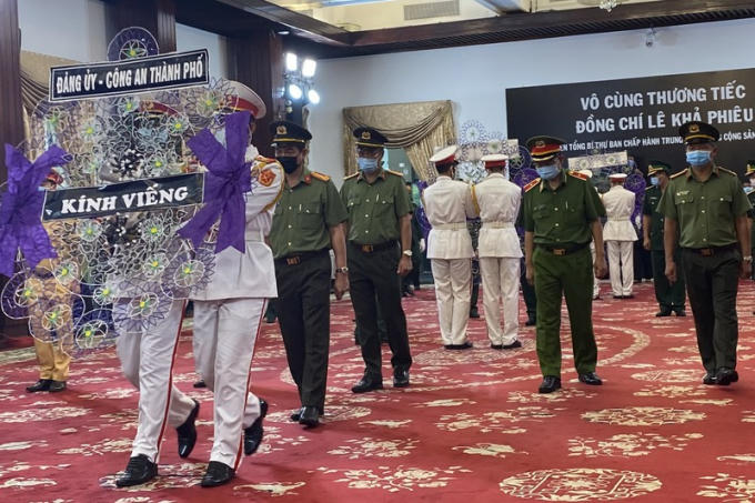 Đoàn Công an TP HCM viếng nguyên Tổng Bí thư Lê Khả Phiêu.