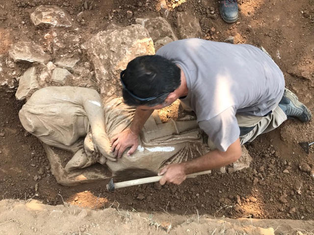 Các chuyên gia tiến hành đo đạc kích thước