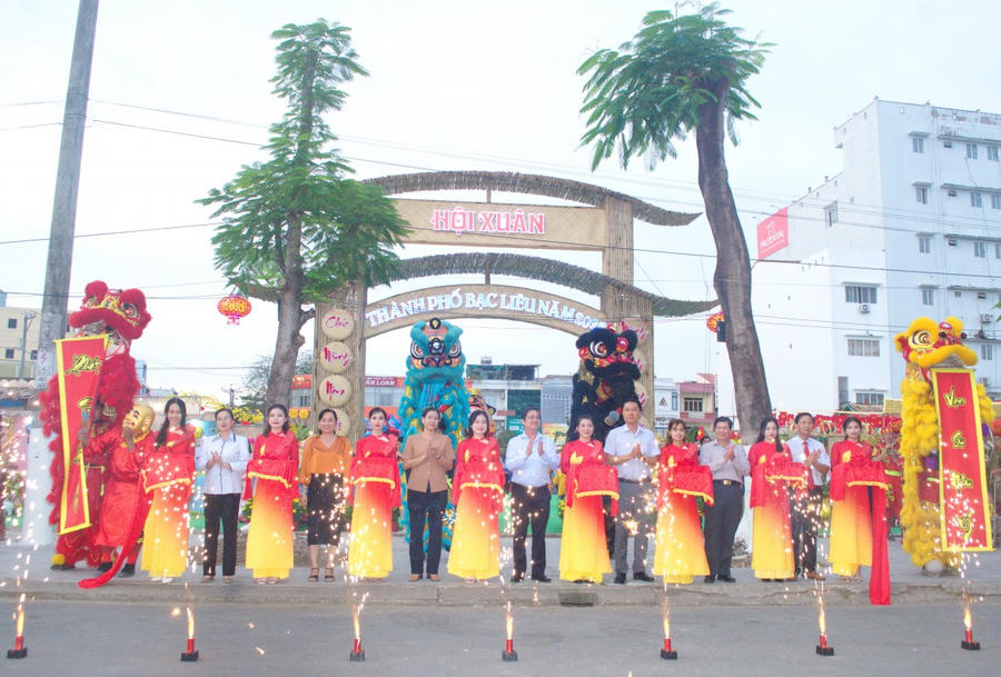 Lãnh đạo tỉnh, Sở, ngành tỉnh Bạc Liêu và TP. Bạc Liêu, nghi thức cắt băng khai mạc Hội Xuân “Chợ quê ngày Tết” 2025.