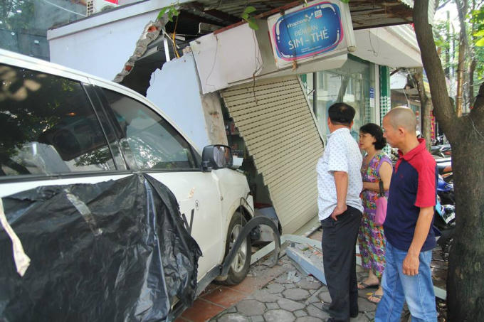 Cú húc manh làm cửa cuốn bị méo mó, tường bị hư hỏng nặng.