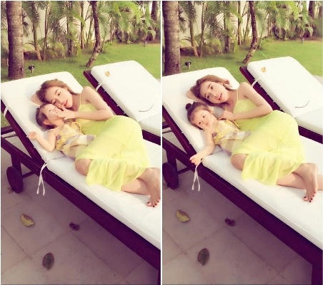 Hai mẹ con thư giãn trên bờ biển. Ảnh: facebook.