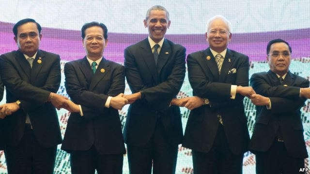 Tổng thống Mỹ Barack Obama chụp ảnh với các nhà lãnh đạo ASEAN tại Kuala Lumpur, Malaysia hồi tháng 11/2015 (Ảnh: AFP)