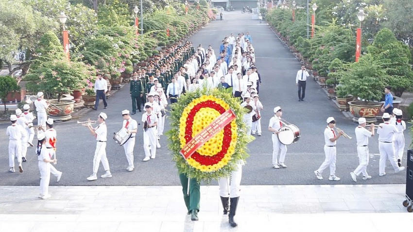 Đoàn đang tiến về lễ đài dâng hoa các anh hùng liệt sĩ. Ảnh: Xuân Uyên