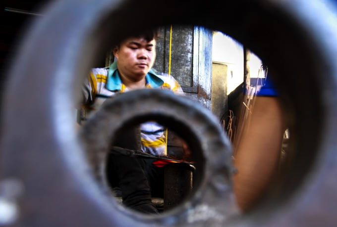 Anh Trương Tiến Nhật (29 tuổi) con trai lớn của ông Trương Thái, một trong số ít người trẻ trong làng còn làm nghề rèn, nghề sắt truyền thống. Anh Nhật bắt đầu rèn từ năm lớp 6.