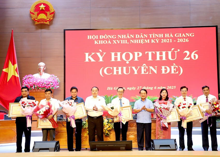 Bí thư Tỉnh ủy Hầu A Lềnh và Chủ tịch UBND tỉnh Phan Huy Ngọc tặng Bằng khen cho các cá nhân.