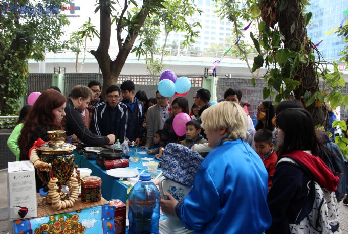 Gian hàng ăn luôn thu hút mọi du khách và người đến tham dự. (Ảnh: Đức Biên)