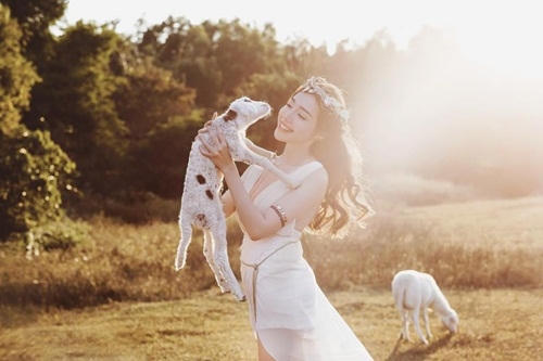 Elly Trần khoe vẻ đẹp nữ thần sau khi sinh con lần 2