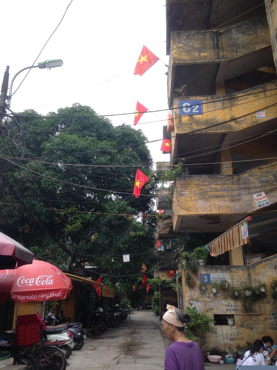 Những khu tập thể cũ của Hà Nội cũng rực rỡ cờ hoa mừng ngày Tết Độc lập của dân tộc.