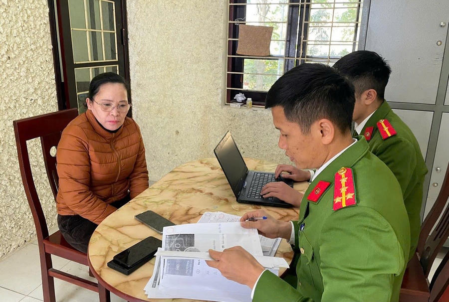 Lấy lời khai đối tượng Phạm Thị Xuân - Ảnh Công an Nghệ An.