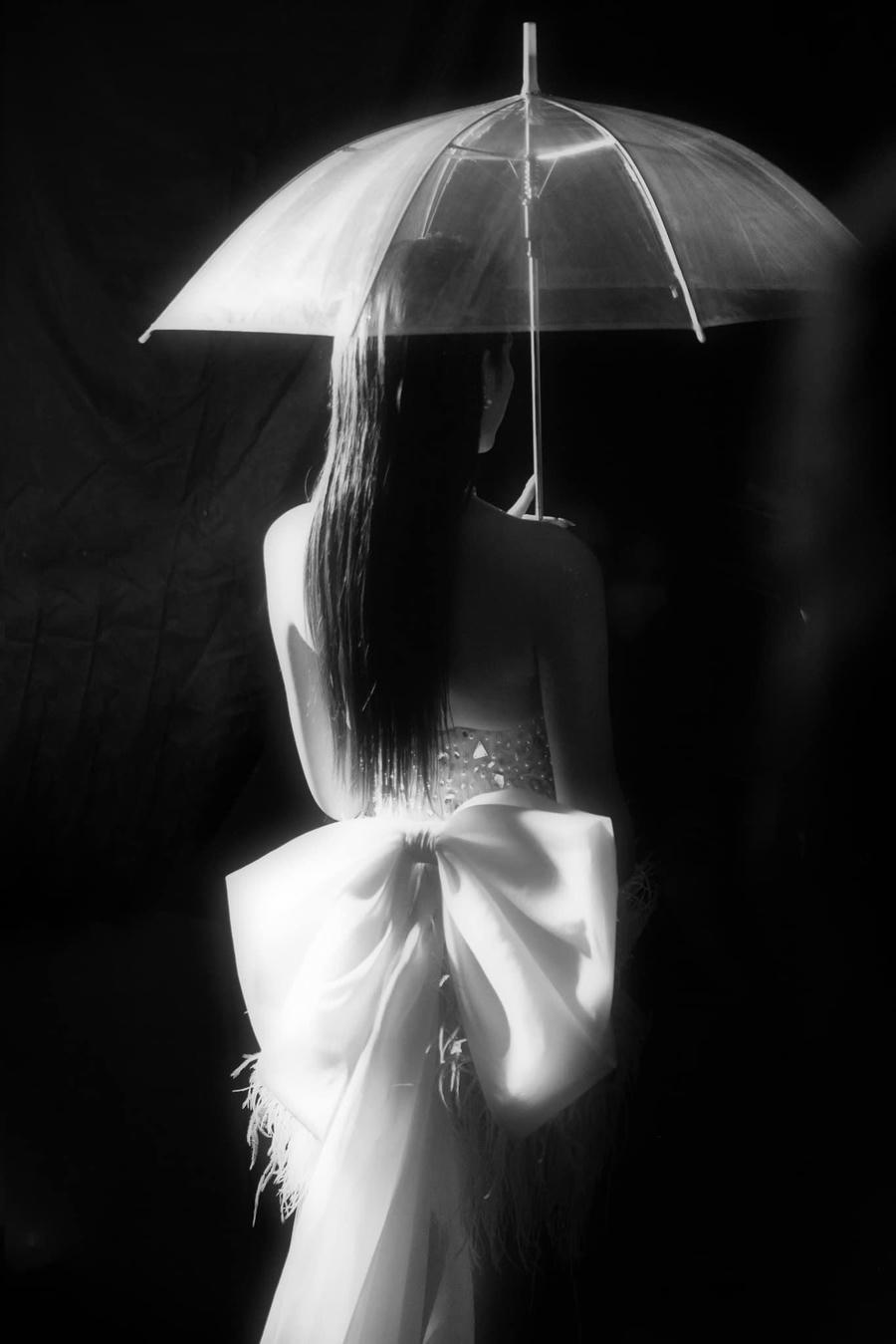 Hoa hậu Đỗ Thị Hà ‘biến hóa’ với tóc: Xoăn đuôi nhẹ vẫn là ‘chân ái’ ảnh 13